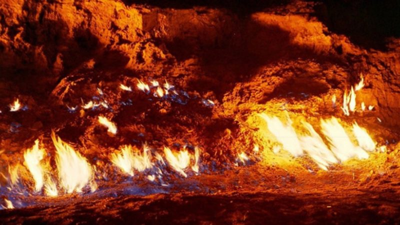 Burning Mountains(🇦🇿 Yanar Dağ) is a natural gas fire which blazes continuously on a hillside